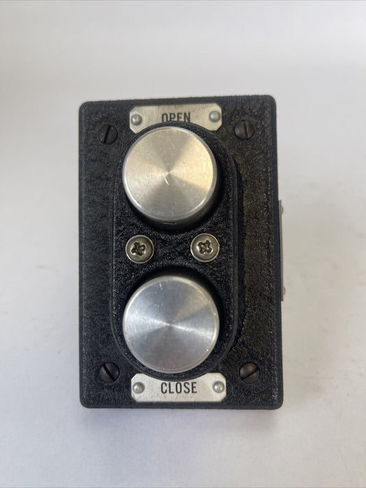 REES 3924 CONTROL PUSHBUTTON SWITCH OPEN CLOSE