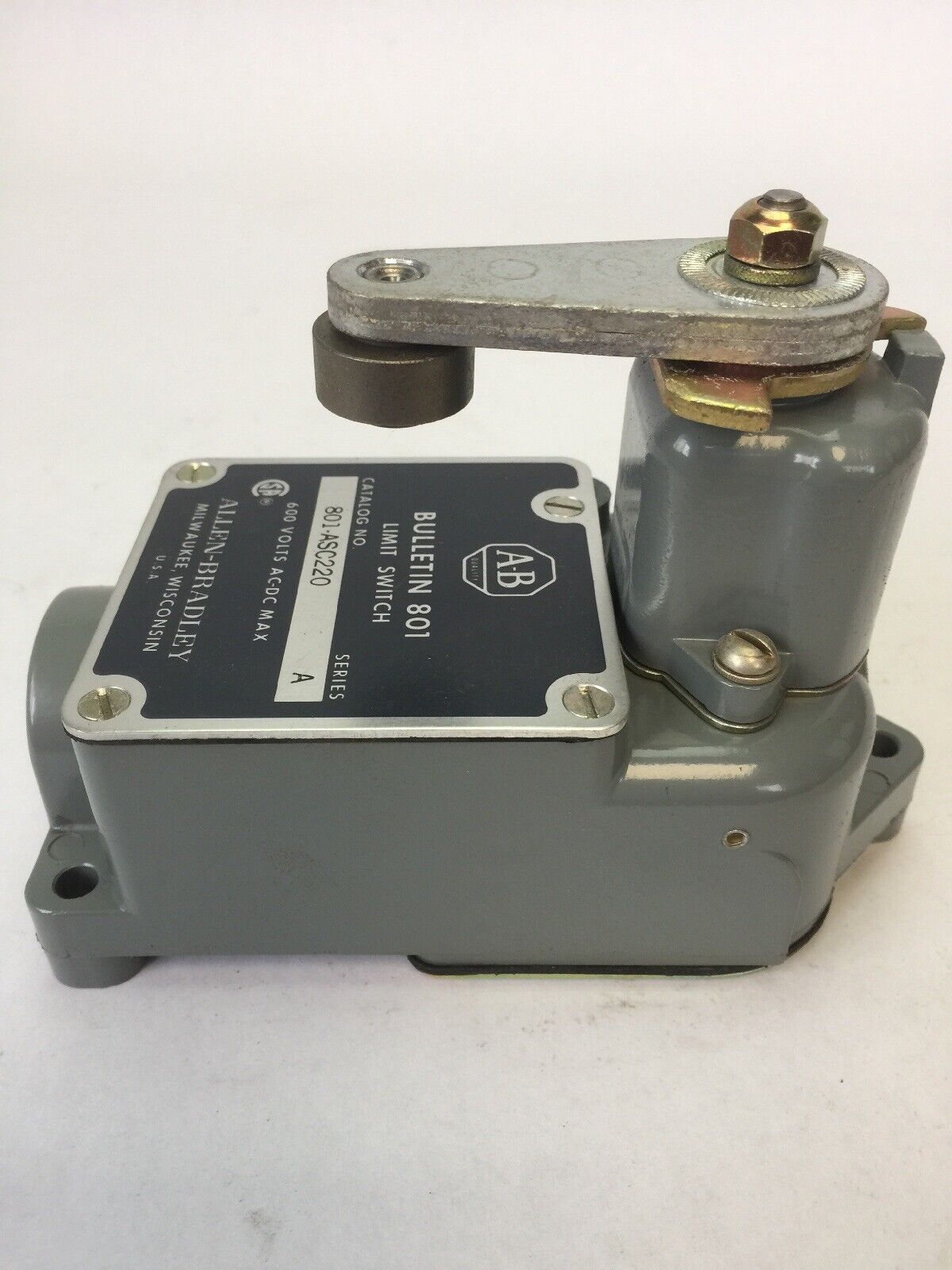 ALLEN BRADLEY 801-ASC220 LIMIT SWITCH ROLLER LEVER 600V AC/DC 1 N.O.-1 N.C. CONT
