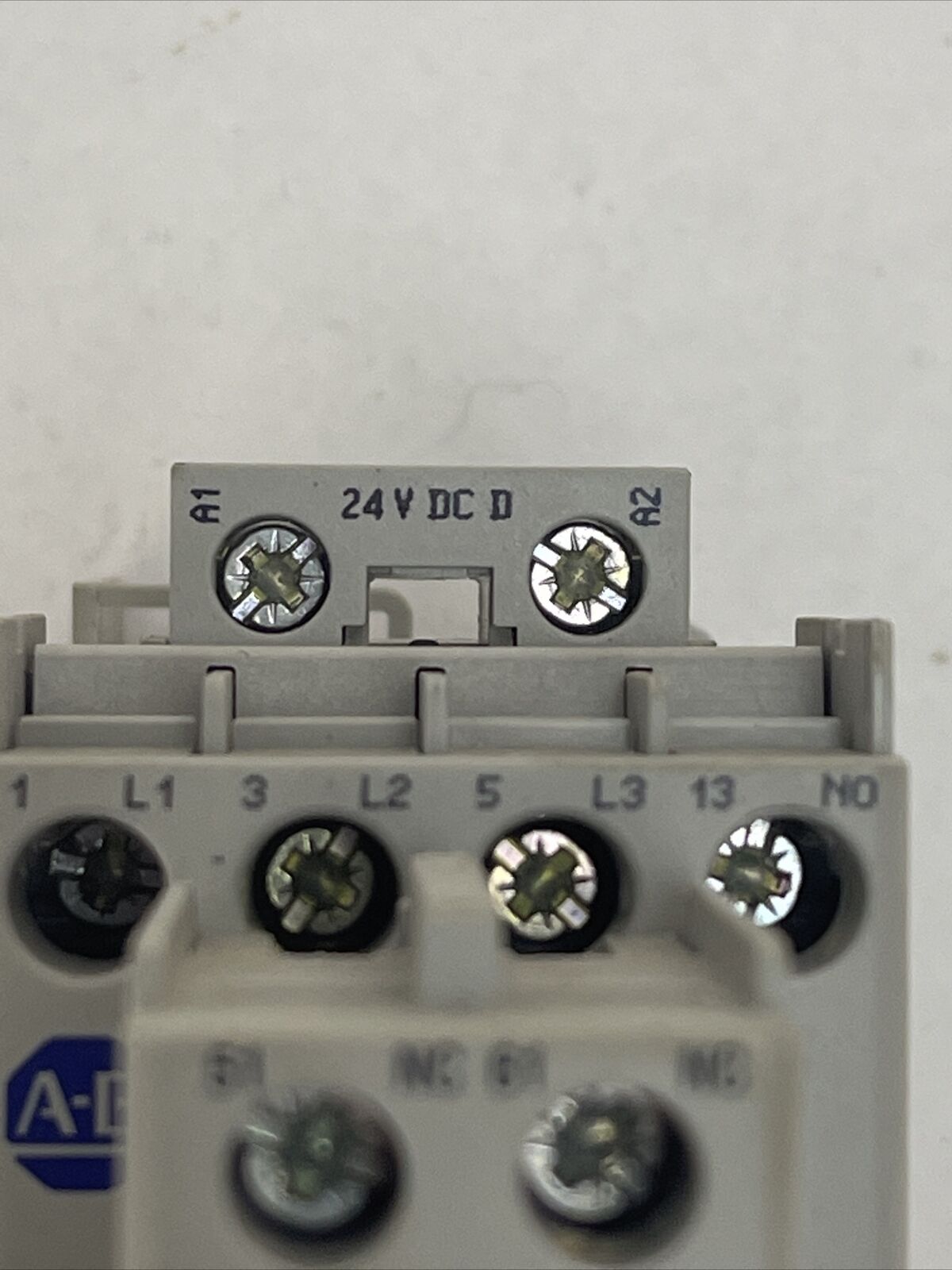 ALLEN BRADLEY 100-C12D*10 CONTACTOR SER A 600VAC 25A 10HP COIL 24VDC 100-F SER B