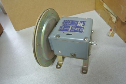 SQUARE D 9012 AKW-1 - AIR LIMIT SWITCH -  NEW SURPLUS
