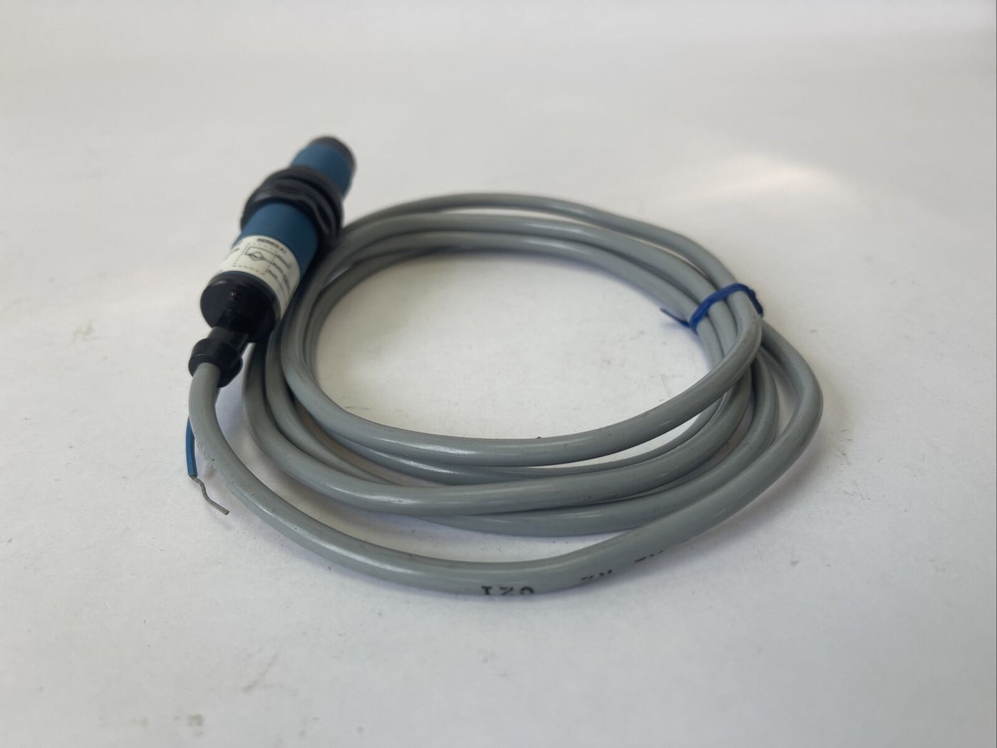 CUTLER HAMMER E58CAL18A2R2 PHOTOELECTRIC TUBULAR SENSOR SERIES A1 120VAC 200mA