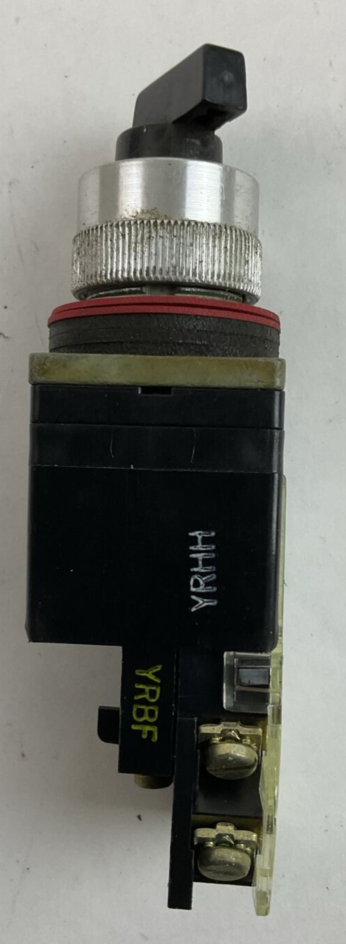 ALLEN BRADLEY 800MR-HX2B SER A SELECTOR SWITCH 300VAC 800M-XAK SER A