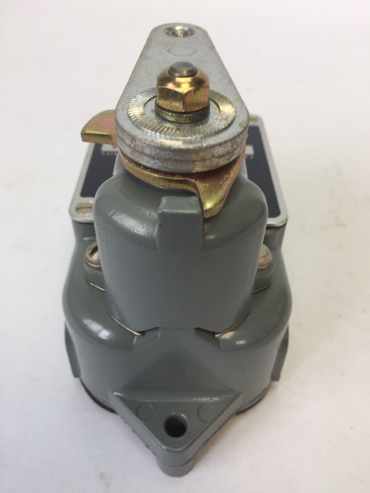 ALLEN BRADLEY 801-ASC220 LIMIT SWITCH ROLLER LEVER 600V AC/DC 1 N.O.-1 N.C. CONT