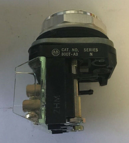 ALLEN BRADLEY 800T-A9A FLUSH HEAD PUSHBUTTON YELLOW SER.N 1NO-1NC