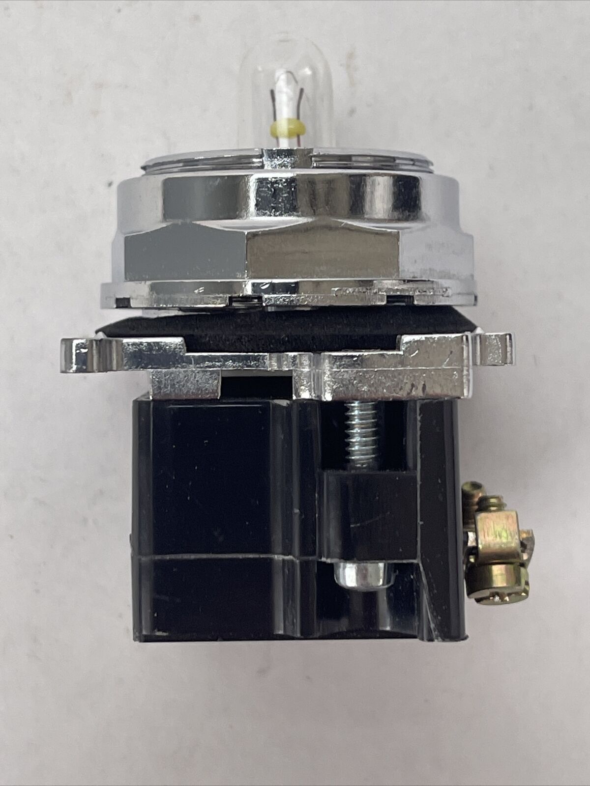 CUTLER HAMMER 10250T182N STD. IND. LIGHT TRANS. 1 HOLE MTG. 240V 50-60HZ