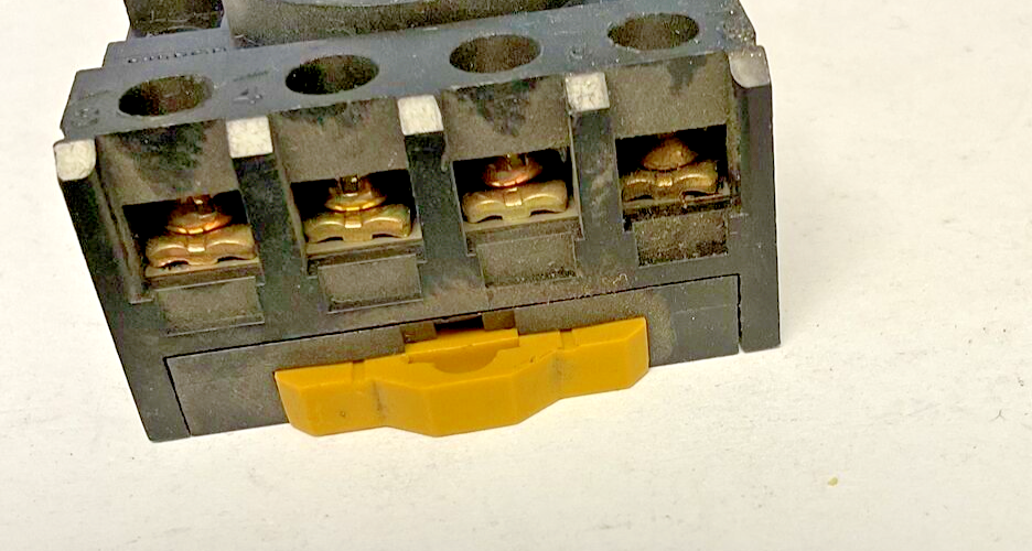 OMRON PF083A-E RELAY SOCKET 10A 250VAC ***LOTOF8***