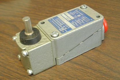 TELEMECANIQUE C3BJK06 LIMIT SWITCH / NEW SURPLUS / C3B-JK06