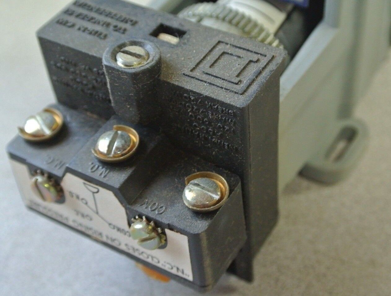 SQUARE D 9012 GNO-3 Ser. A PRESSURE SWITCH - 15 PSI on DECREASING - NEW SURPLUS