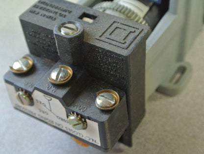 SQUARE D 9012 GNO-3 Ser. A PRESSURE SWITCH - 15 PSI on DECREASING - NEW SURPLUS