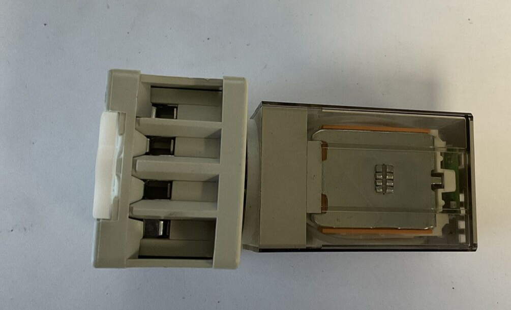 ALLEN BRADLEY 700-HA32A1-3-4 RELAY SER.D 10A W/700-HN100 SOCKET SER.D 10A 300VAC