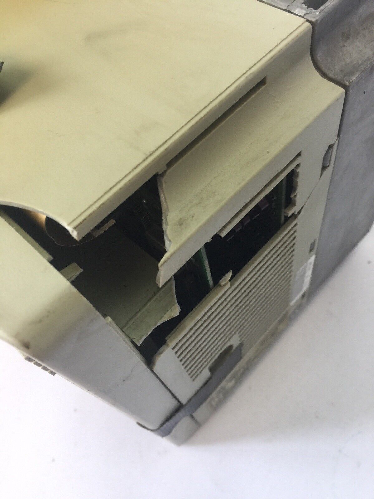 ALLEN BRADLEY 1305-BA06A AC DRIVE INPUT 380-460V 5.8A OUTPUT 380-460V 6.0A 3HP