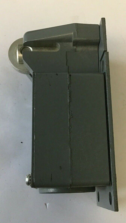 CUTLER HAMMER 10316H10D LIMIT SWITCH 1N.O.-1N.C. PUSH ROLLER