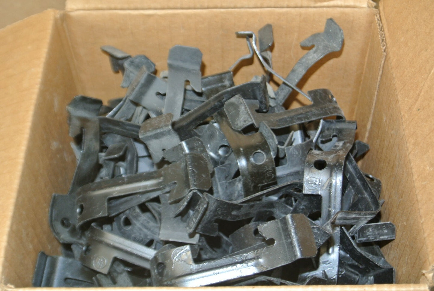 LOT of 98 / ERICO CADDY K16 KON-CLIP / CONDUIT HANGER- NEW SURPLUS - for 1" EMT
