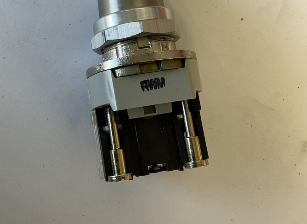 ALLEN BRADLEY 800T-J5203KC1 KEYED SELECTOR SWITCH SER.T