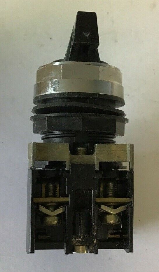 CUTLER HAMMER E22VBM3H SELECTOR SWITCH 3POS 6A 110V