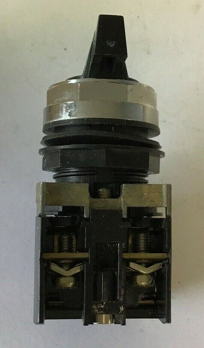 CUTLER HAMMER E22VBM3H SELECTOR SWITCH 3POS 6A 110V