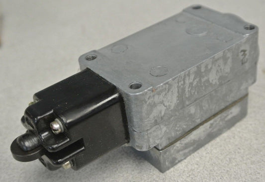 GENERAL ELECTRIC CR9440K1M1 TRACK-PUSH LIMIT SWITCH 10A, 600V - NEW SURPLUS