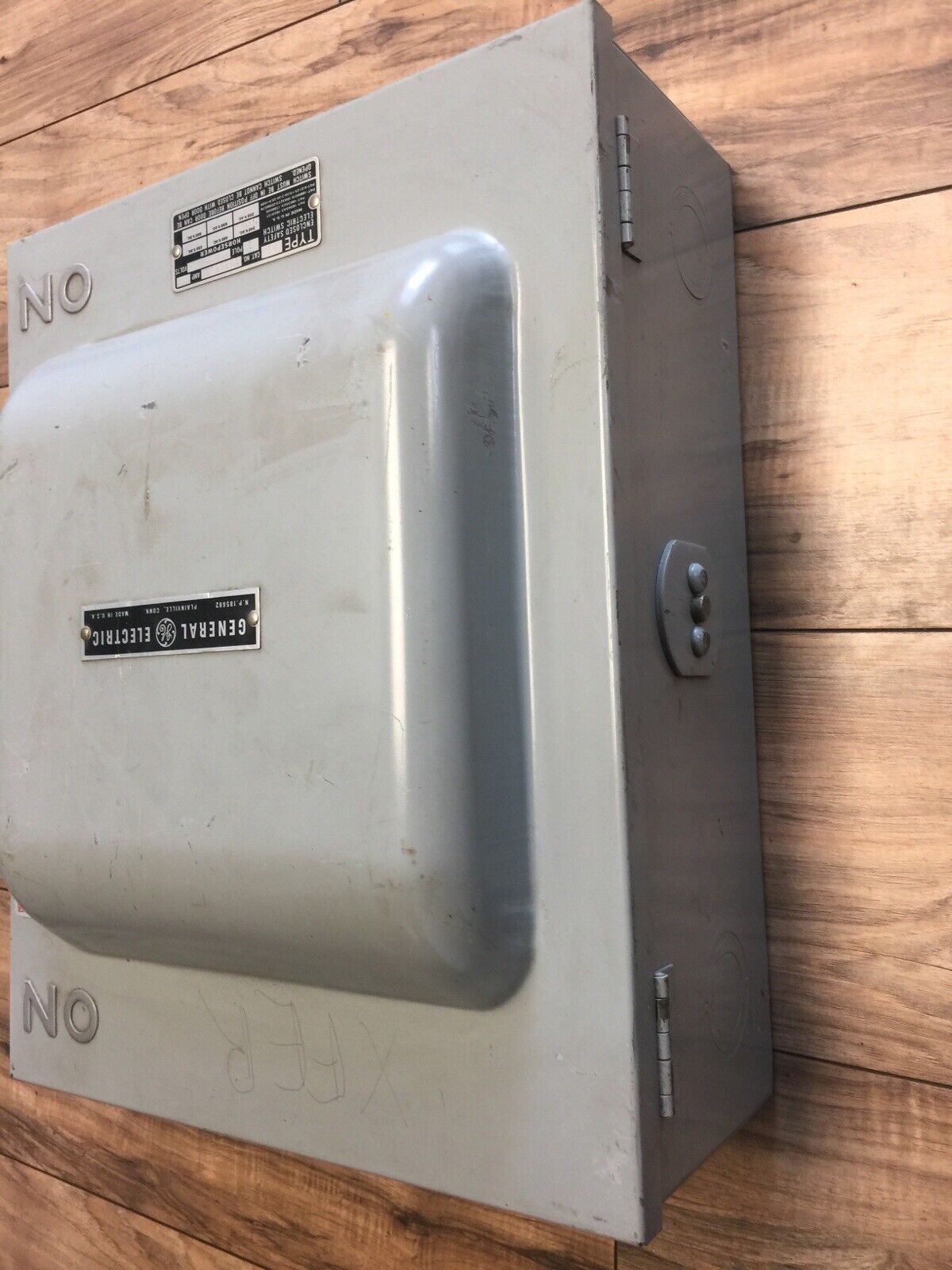 GE TC35323 TYPE HD ENCLOSED SAFETY ELECTRIC SWITCH 100A 240VAC 3P 7.5HP DOUBLE