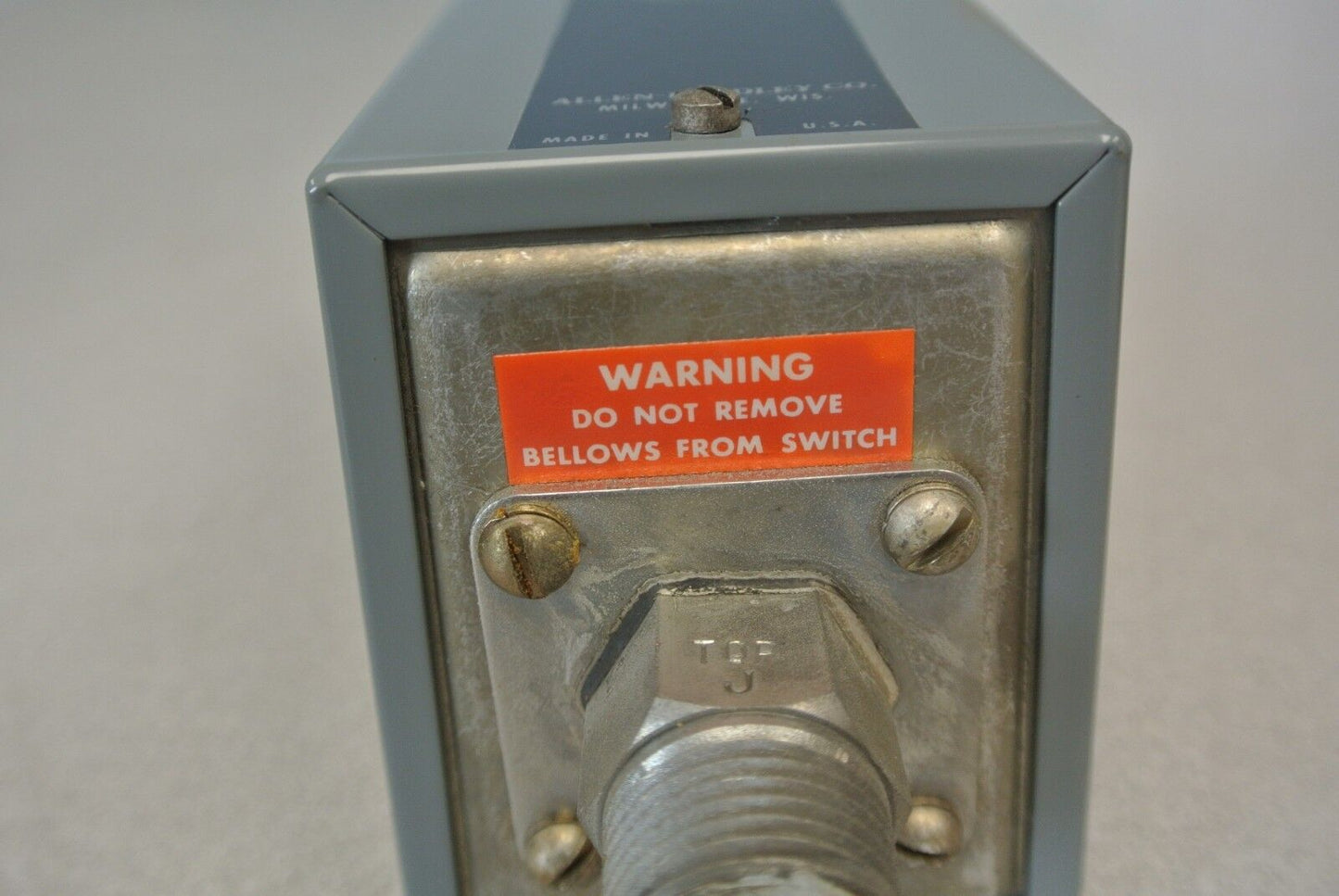 ALLEN-BRADLEY 837-AT11-JMC TEMPERATURE SWITCH / 90-200° F / NEW SURPLUS