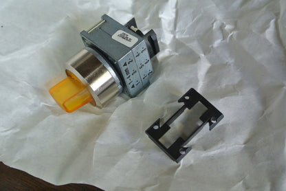 SIEMENS 3SB35 01-2PA01 SELECTOR SWITCH, AMBER 2-POSITION MAINTAINED ILLUMINATED