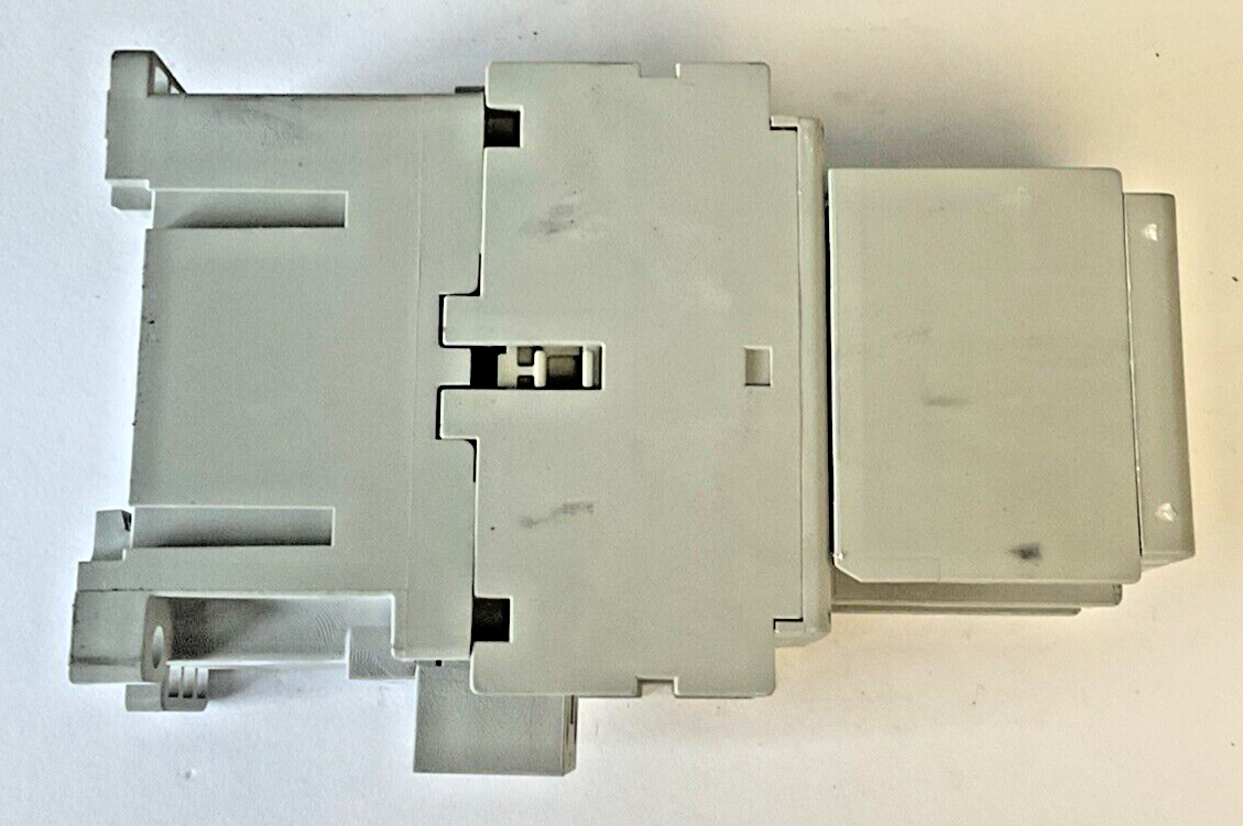 ALLEN BRADLEY 100-C09E*300 CONTACTOR 24VDC SER.A / 100-F COIL SER.B