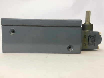 ALLEN BRADLEY 802X-A4W2 LIMIT SWITCH 600VAC 7200VA 720VA SERIES C NEMA TYPE 4