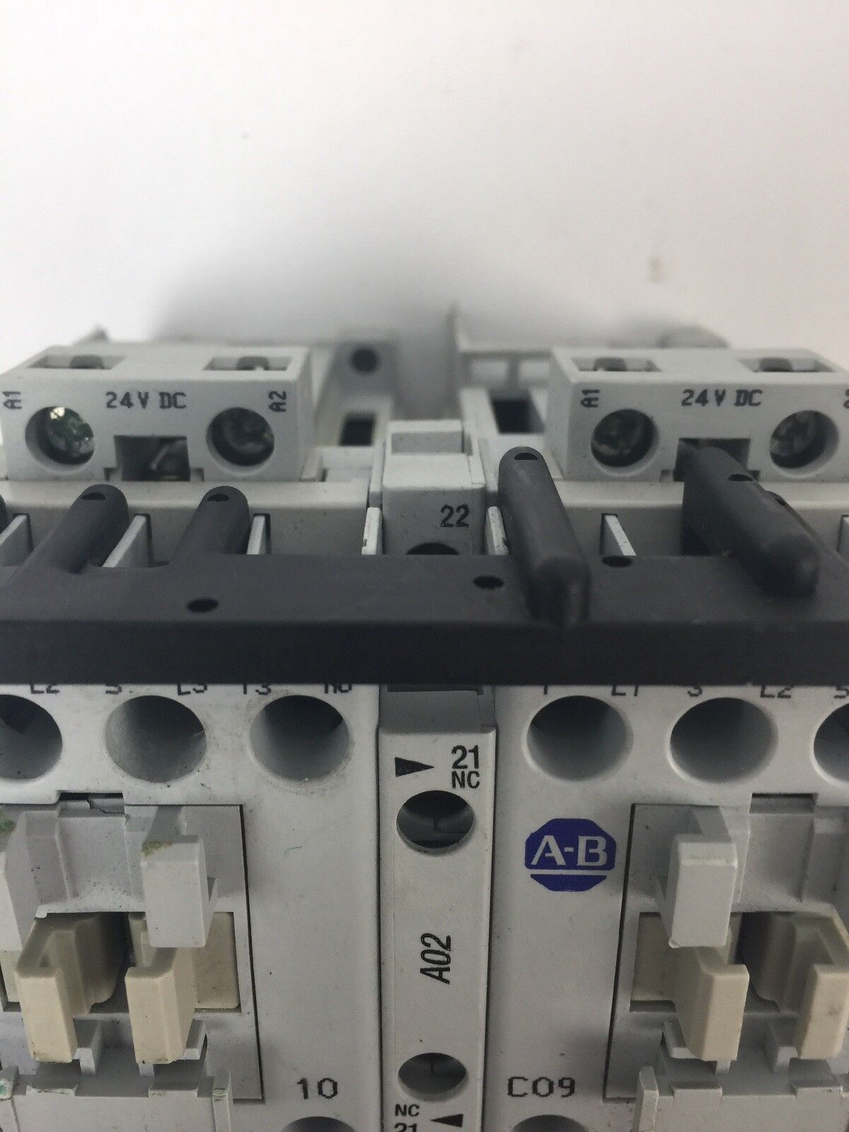 ALLEN BRADLEY 100-C09Z*10 REVERSING CONTACTOR 600VAC 25A COIL 24VDC