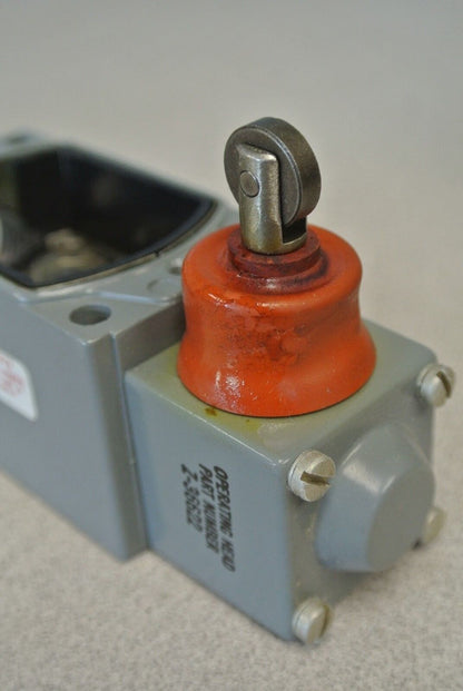 ALLEN-BRADLEY 802R-KF / OILTIGHT LIMIT SWITCH, SIDE PUSH ROLLER / NEW SURPLUS
