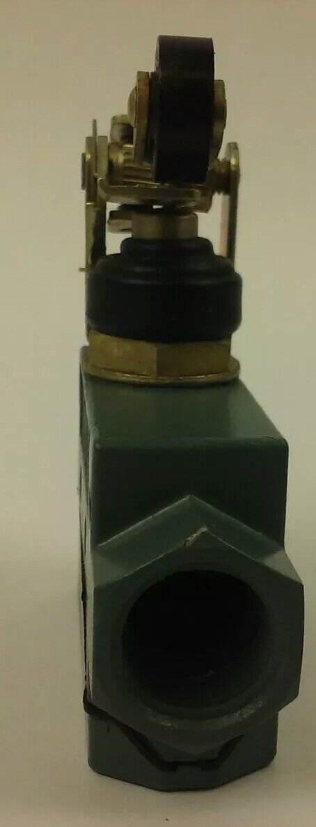 GE, CR115H01302, LIMIT SWITCH, 600V MAX, .5A-125VDC, 25A-250VDC, CR115H, NEW