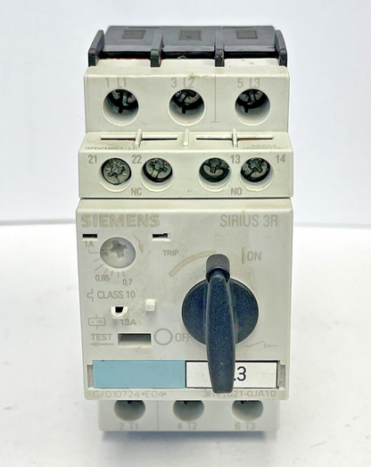 SIEMENS - 3RV1021-0JA10 & 3RV1901-1E - CIRCUIT BREAKER W/  SWITCH TRANSVERSE