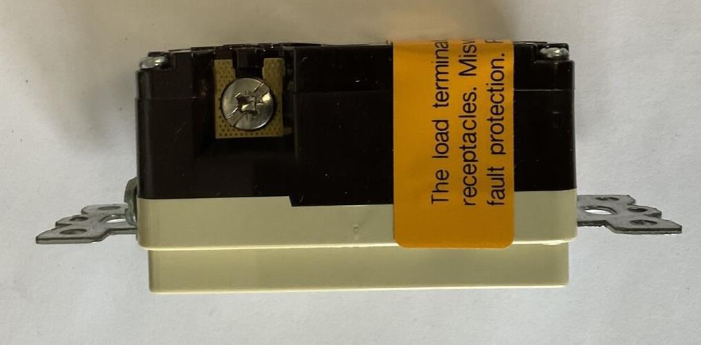 HUBBELL GFR5252IA DUPLEX RECEPTACLE 15A 125V 2POLE 3WIRE ***LOTOF2***