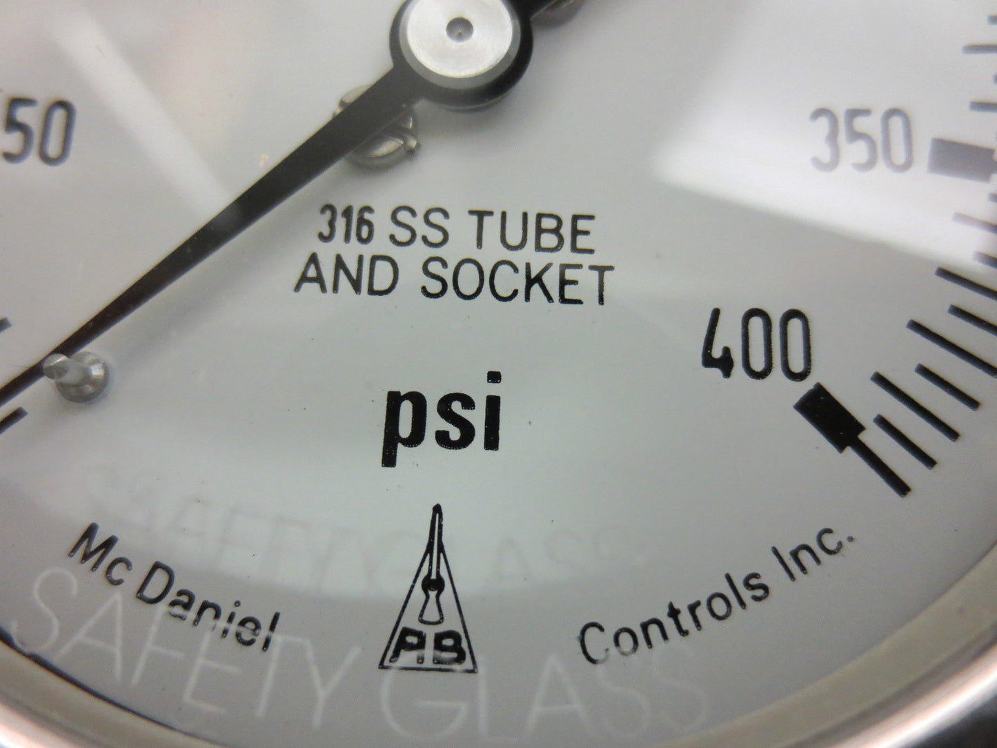 McDANIEL CODE KH 0-400 psi GAUGE 2-1/2" 1/4" NPT - LIQUID-FILLED - 316SS