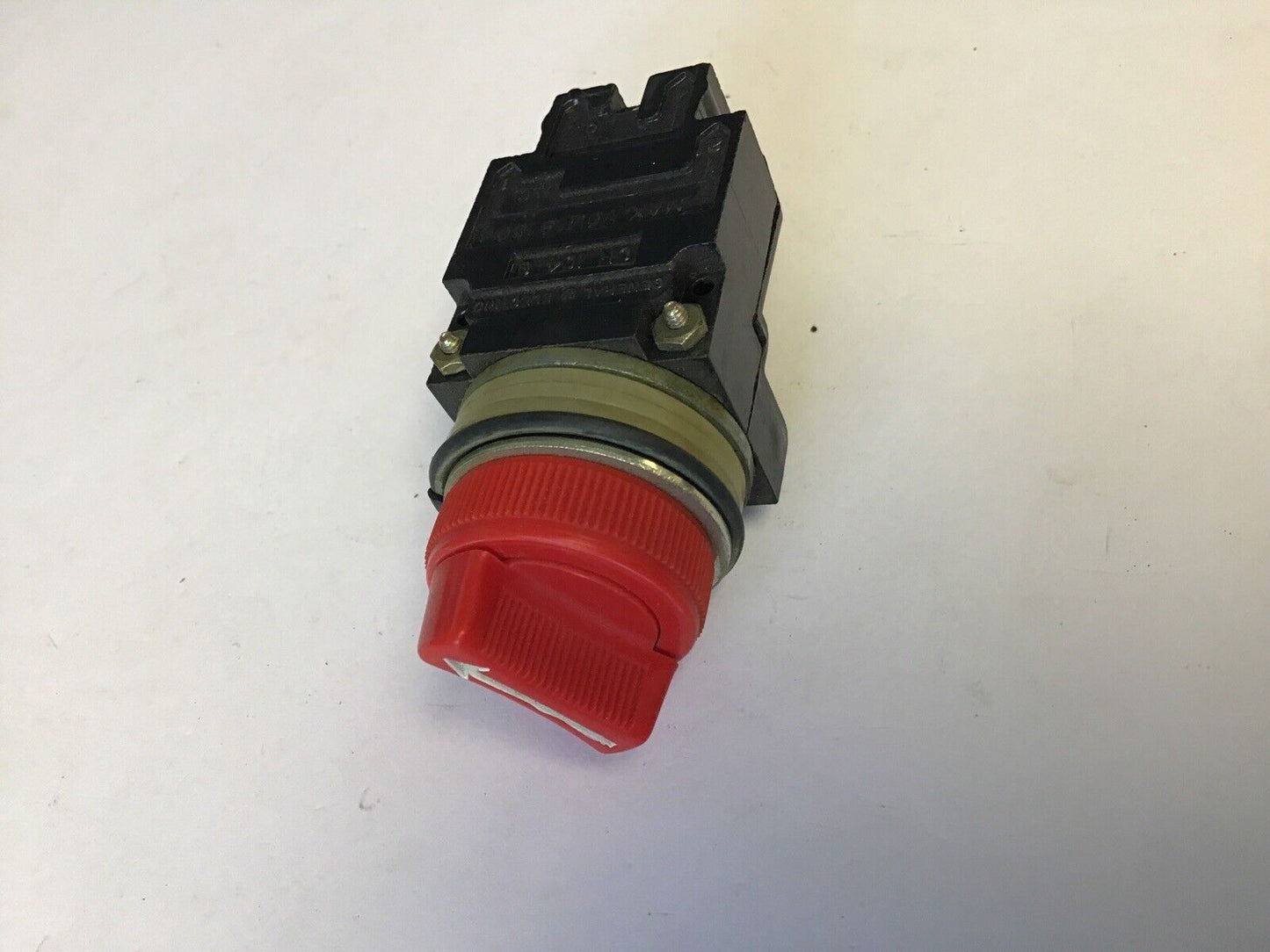 GENERAL ELECTRIC CR104B13103 OILTIGHT SELECTOR SWITCH RED 2POS 150V MAX