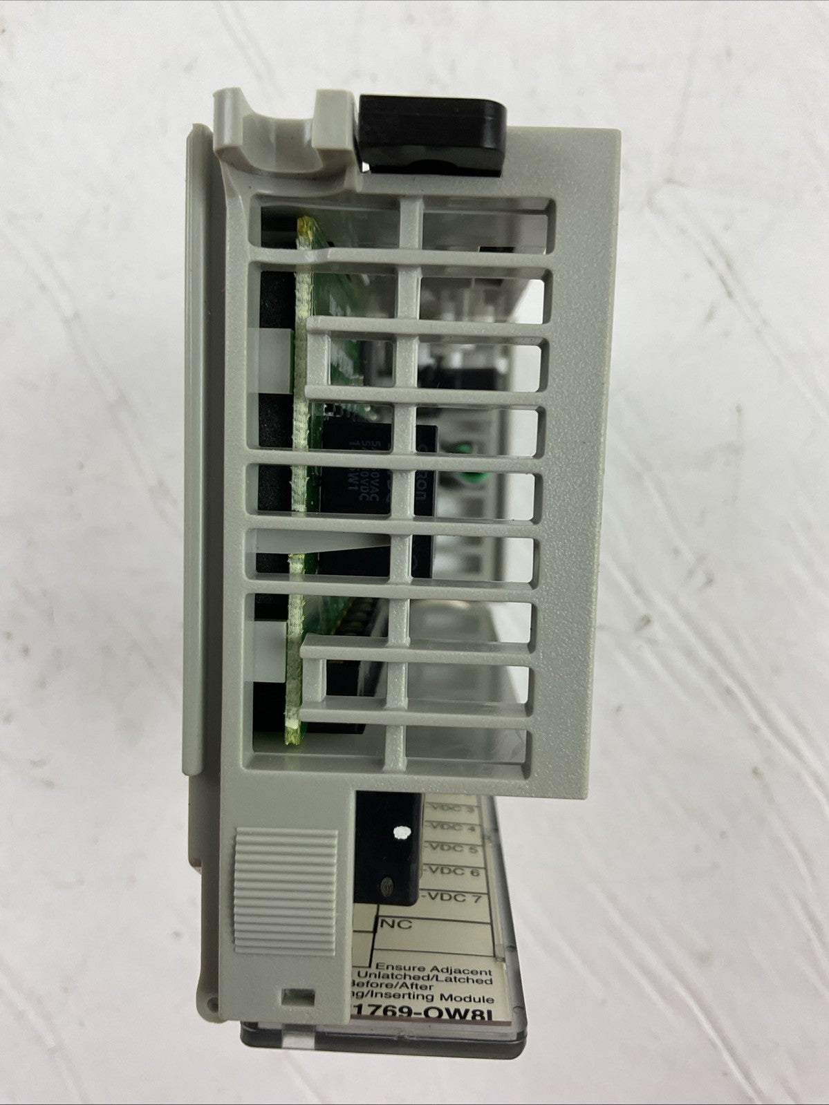 ALLEN BRADLEY 1769-OW8I SER B REV 2 F/W REV 3.1 8PT ISOLATED FORM A RELAY
