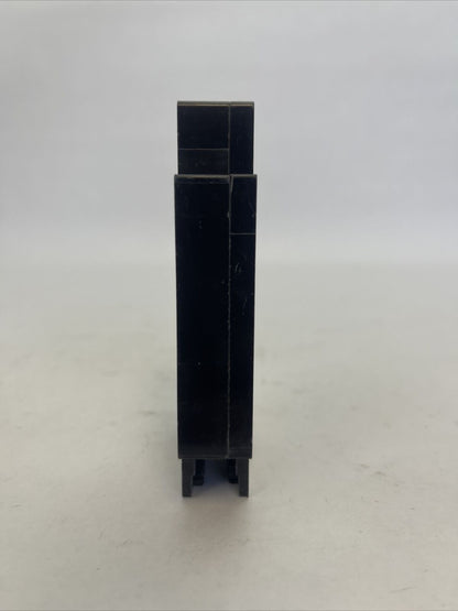SQUARE D QOU120 CIRCUIT BREAKER W/ VISI-TRIP INDICATOR 20A 120/240VAC 1P SER 2