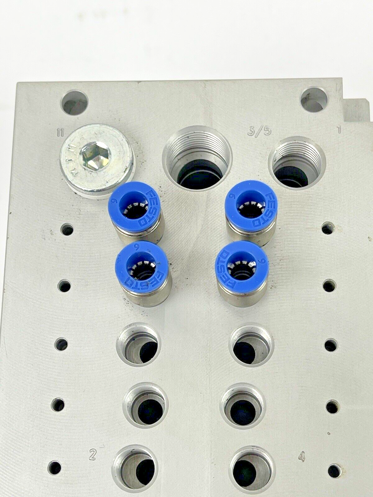 FESTO CPV14-V1 -VALVE MANIFOLD-W/ PNEUM CONNEC. PLATE, C402(2), C102(5), BD02(1)