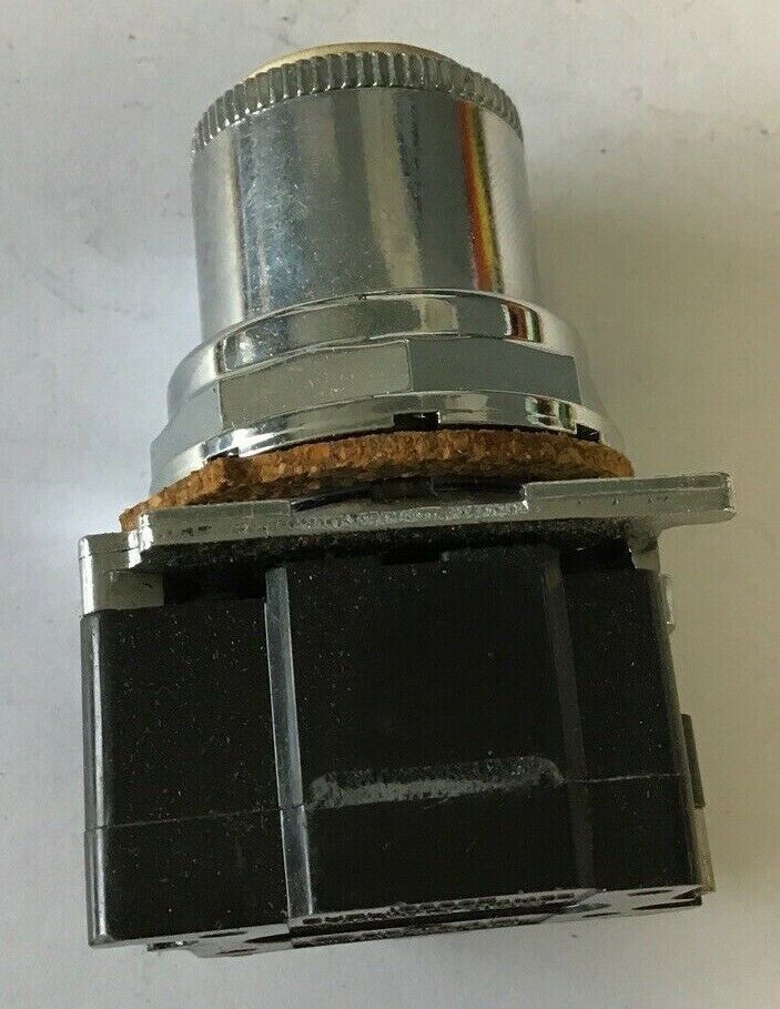 CUTLER HAMMER 10250T6033 ILLUMINATOR SELECTOR SWITCH ***MISSING TOP SCREWS***