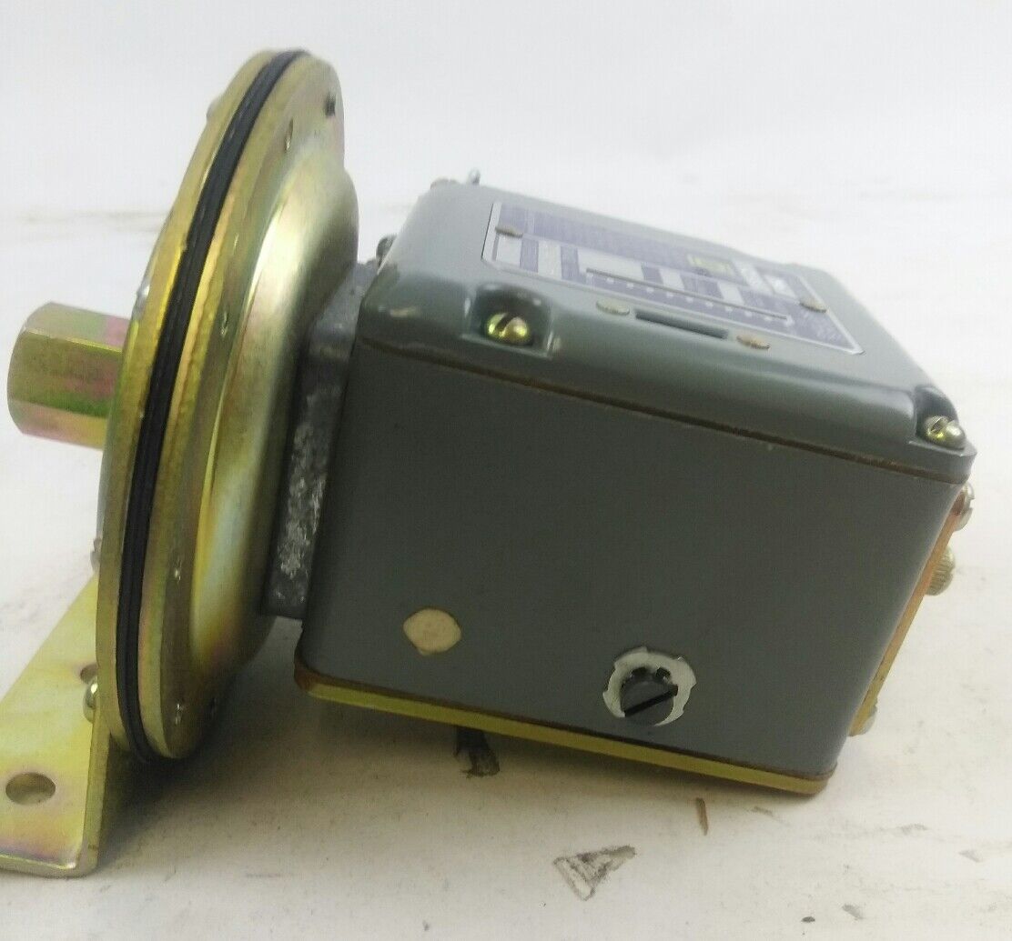 Square D INDUSTRIAL PRESSURE SWITCH  CLASS 9012 TYPE AMV-1 NEW OPEN BOX
