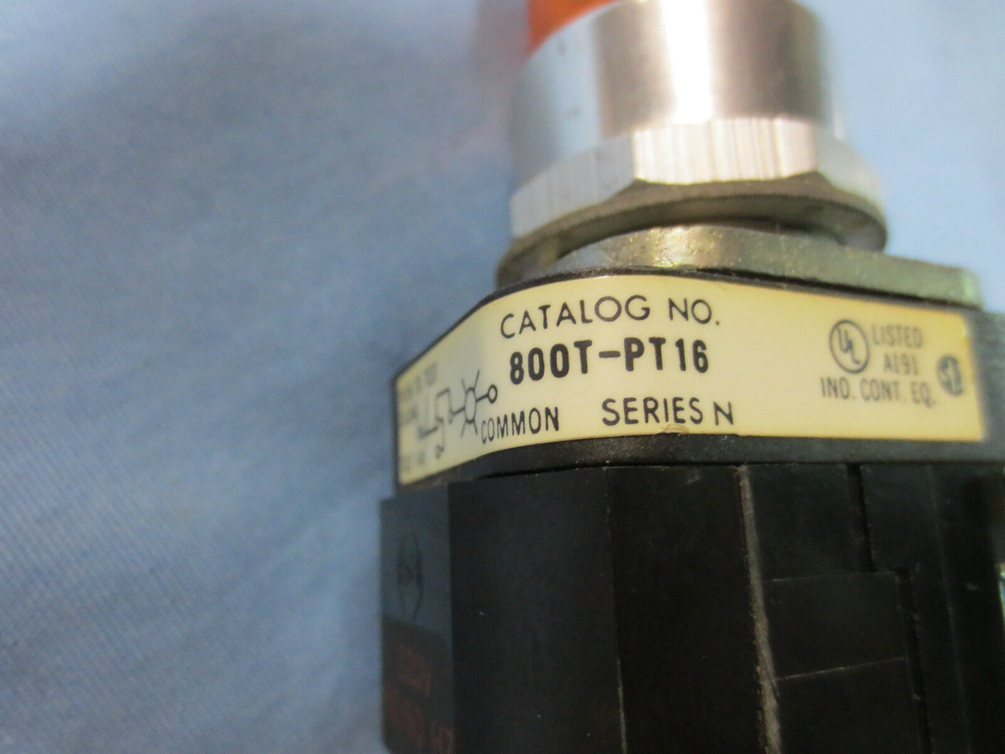 ALLEN-BRADLEY 800T-PF16 Ser. N ILLUM. PUSHBUTTON AMBER - PUSH-TO-TEST LOT of 5
