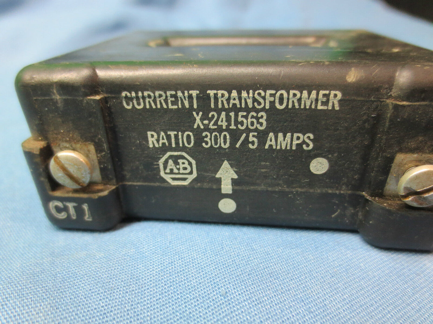 ALLEN-BRADLEY X-241563 CURRENT TRANSFORMER 300/5 AMPS