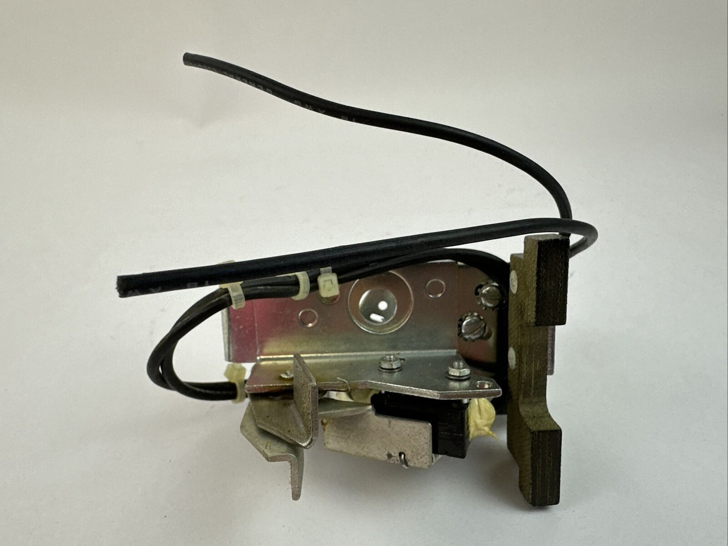GE TKMASTA8 SHUNT TRIP 24VDC