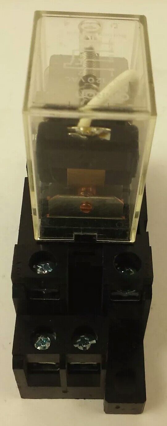 OMRON LY1 RELAY 110/120VAC,WITH OMRON PTF08A-E RELAY BASE 2-M4X12 2617H 15A 200V