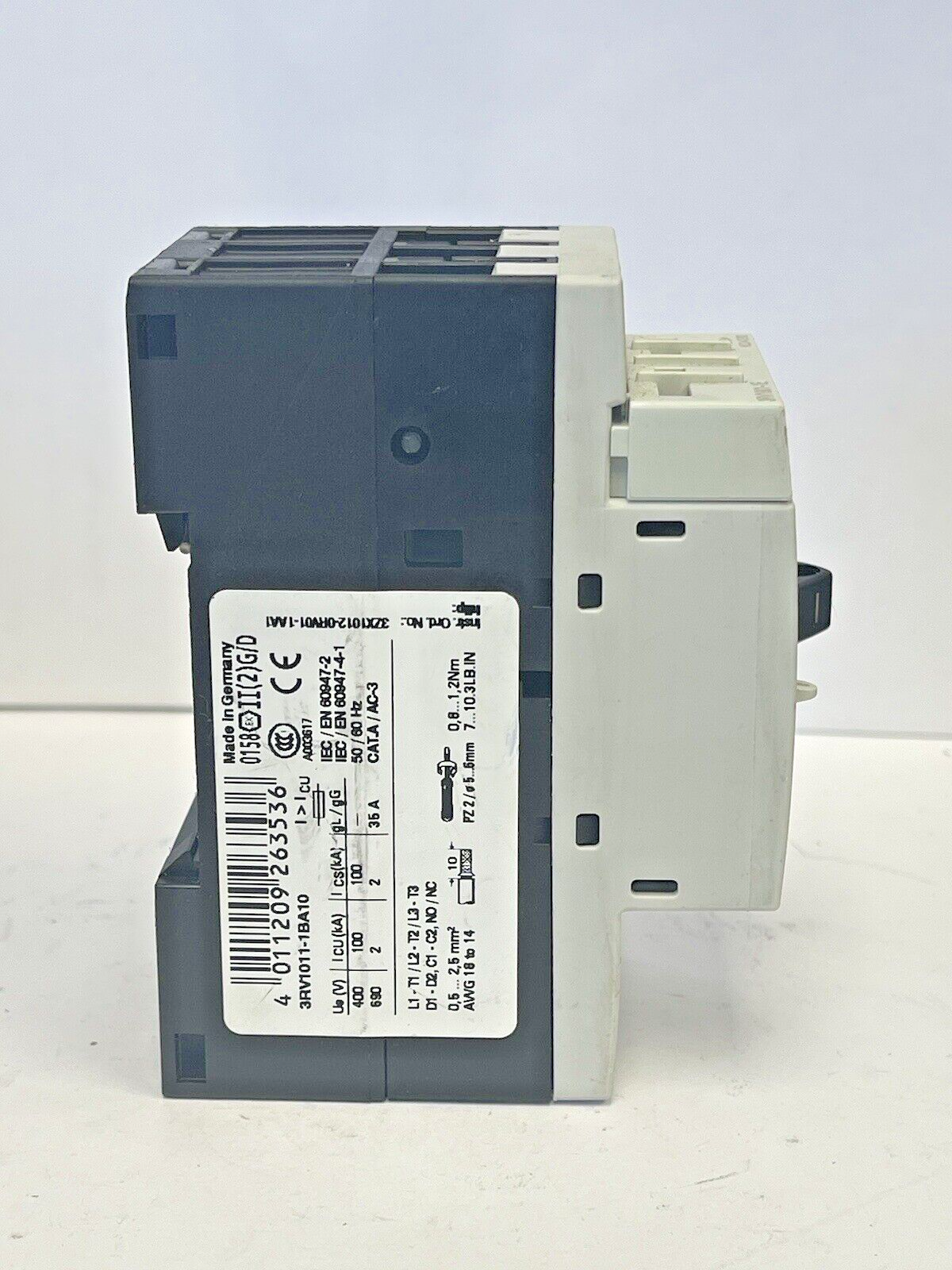 SIEMENS - 3RV1011-1BA10 & 3RV1901-1E-CIRCUIT BREAKER W/ SWITCH TRANSVERSE