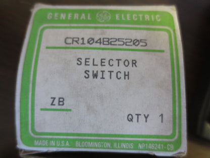 GENERAL ELECTRIC CR104B25205 SELECTOR SWITCH, 2-POSITION GREEN - NEW SURPLUS