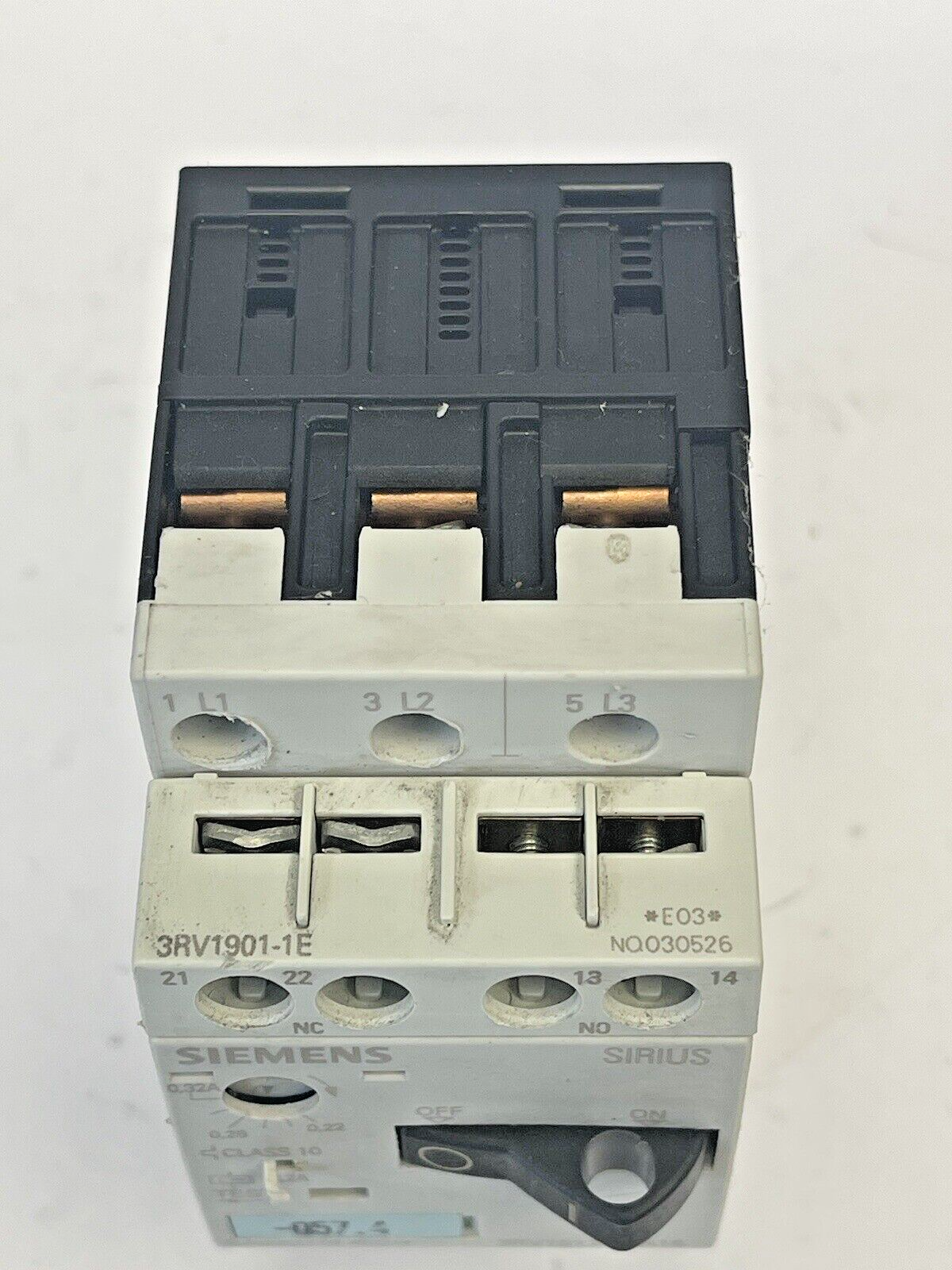 SIEMENS - 3RV1011-0DA15 & 3RV1901-1E-CIRCUIT BREAKER W/ SWITCH TRANSVERSE