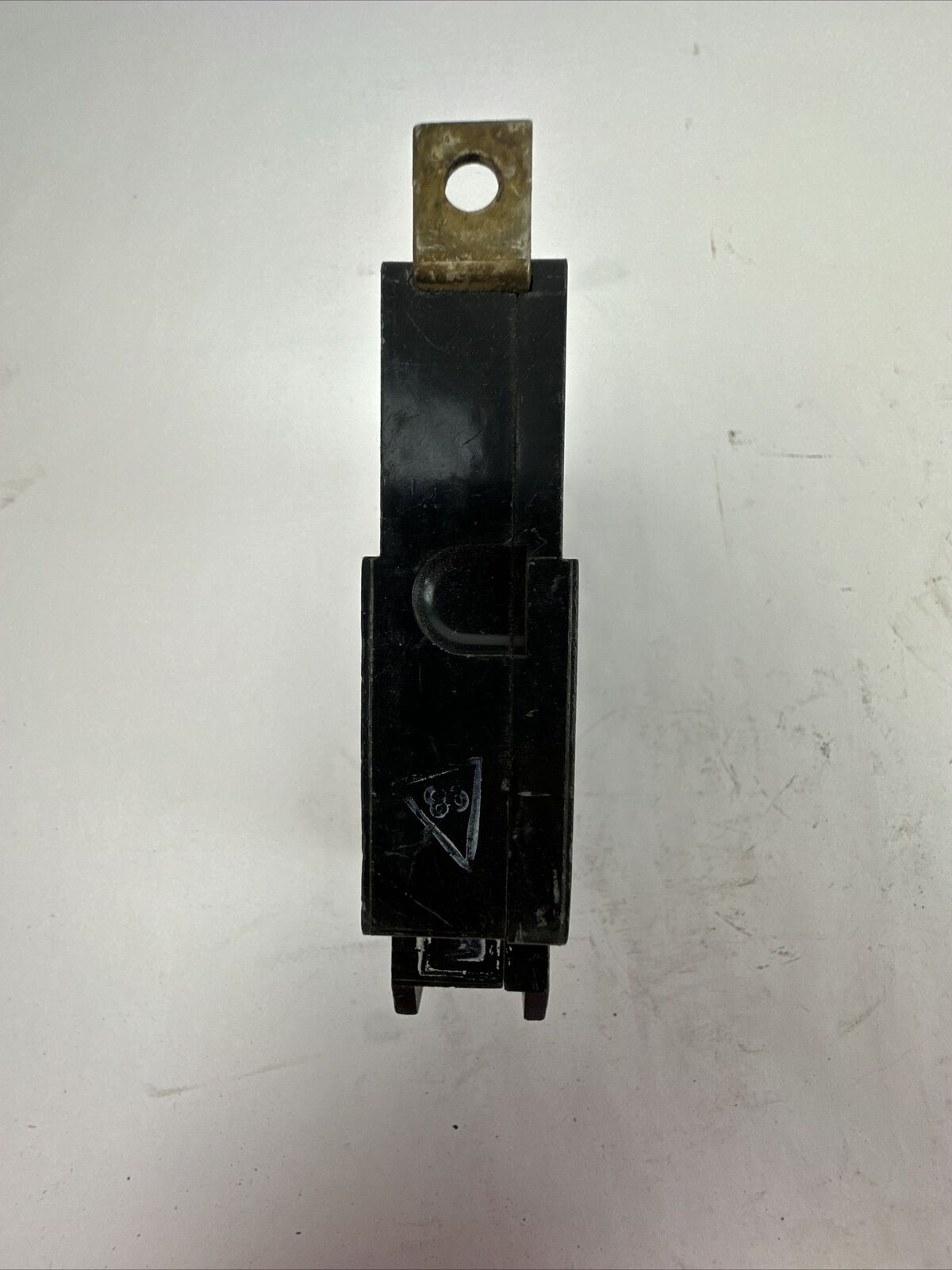 CUTLER HAMMER GHB1100 CIRCUIT BREAKER 100AMP 1POLE 277VAC MISSING SCREW FOR LUG