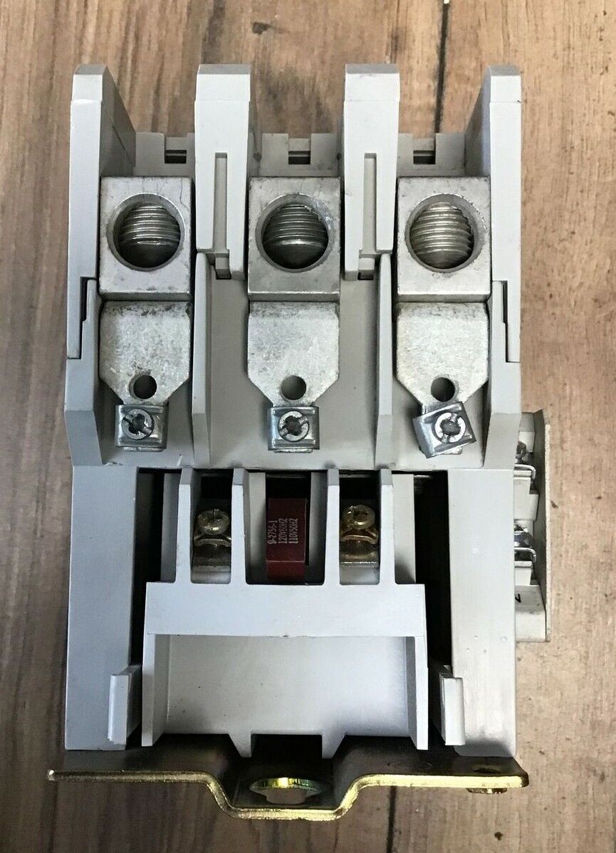 CUTLER HAMMER CONTACTOR CN15KN3 NEMA SIZE 3 SER. A1 W/ C320KGS32 AUX. CONTACT