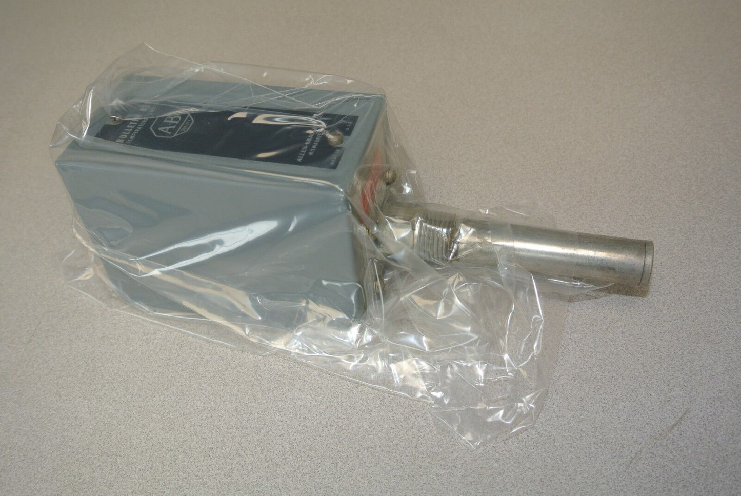 ALLEN-BRADLEY 837-AT11-JMC TEMPERATURE SWITCH / 90-200° F / NEW SURPLUS
