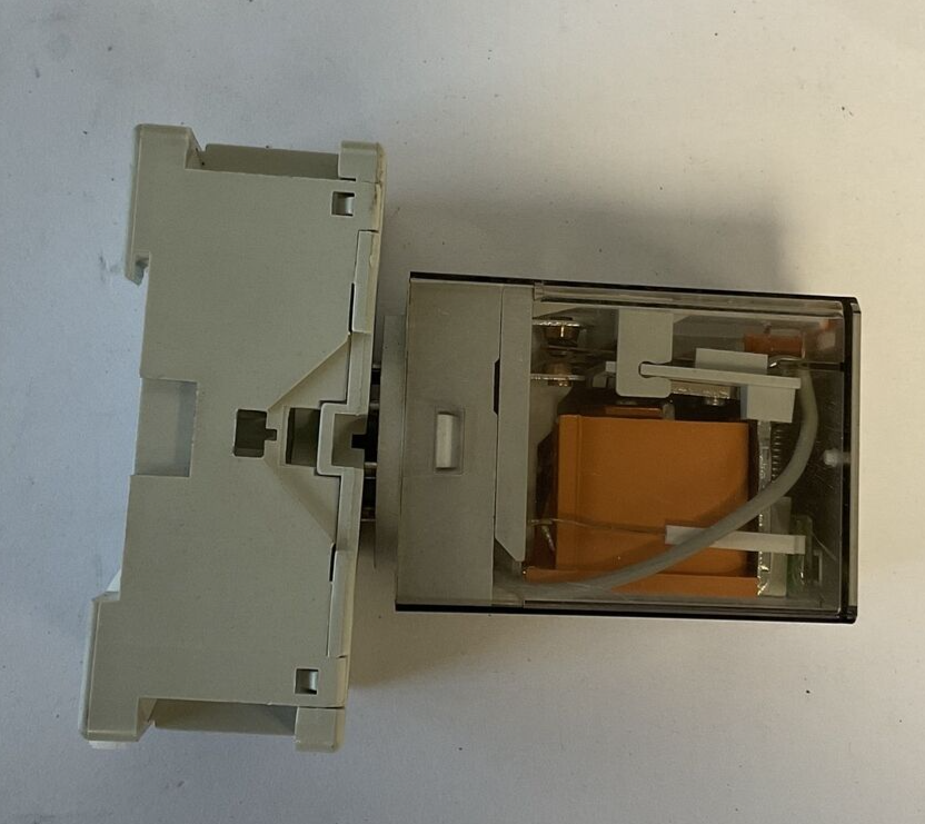 ALLEN BRADLEY 700-HA32A1-3-4 RELAY SER.D 10A W/700-HN100 SOCKET SER.D 10A 300VAC