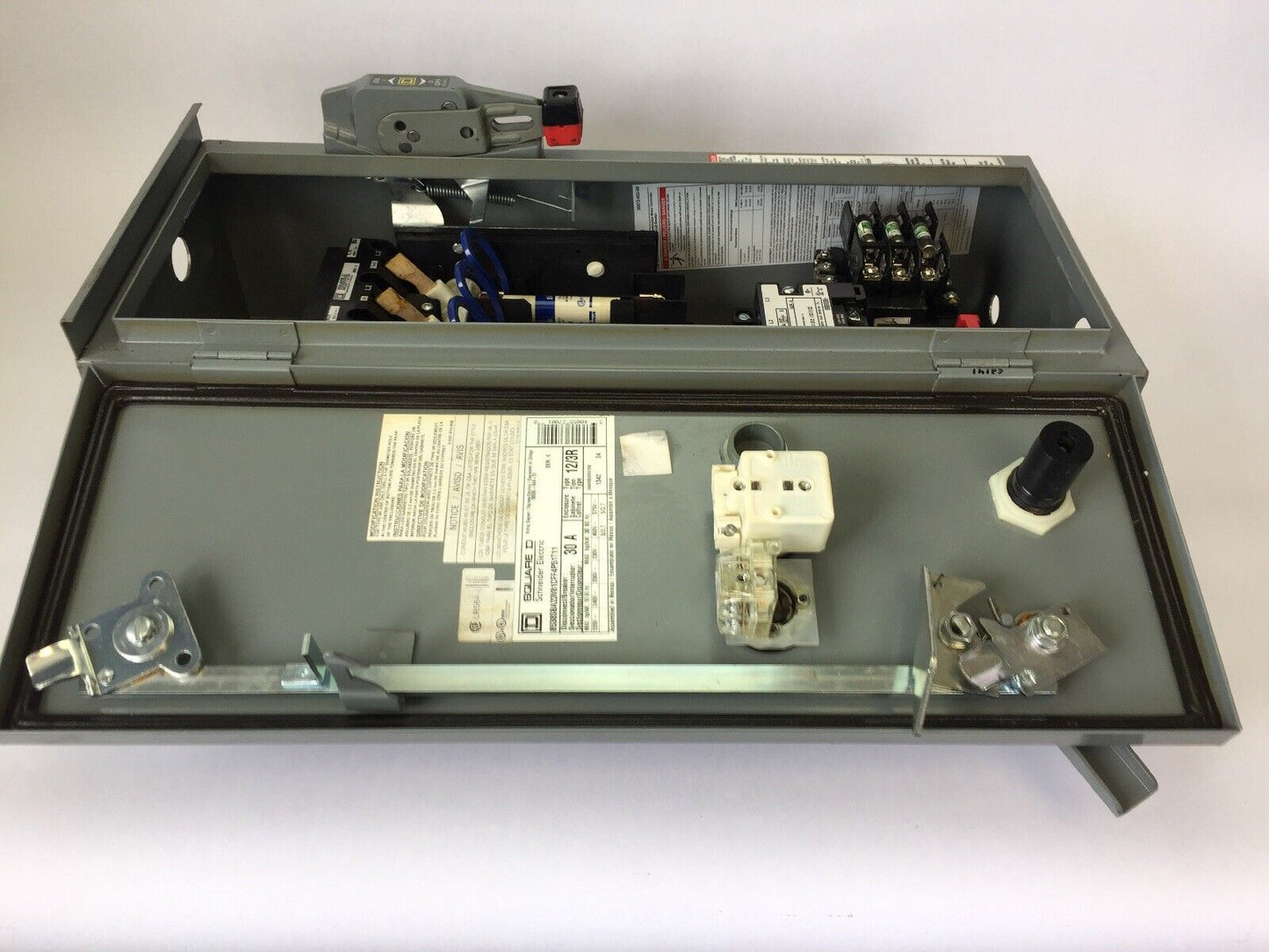 SQUARE D 8538SBA23V81CFF4P51T11 SIZE 0 COMBINATION STARTER 575VAC 30A TYPE 12/3R